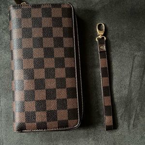 Brown fashion checkered wallet